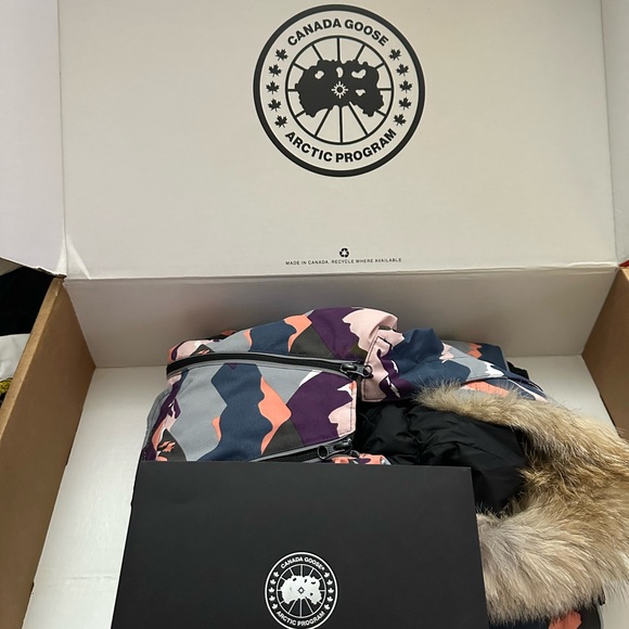 Canada Goose

Infant Lamb Insulated Down Snowsuit, Size 6-12 M - Picture 3 of 3